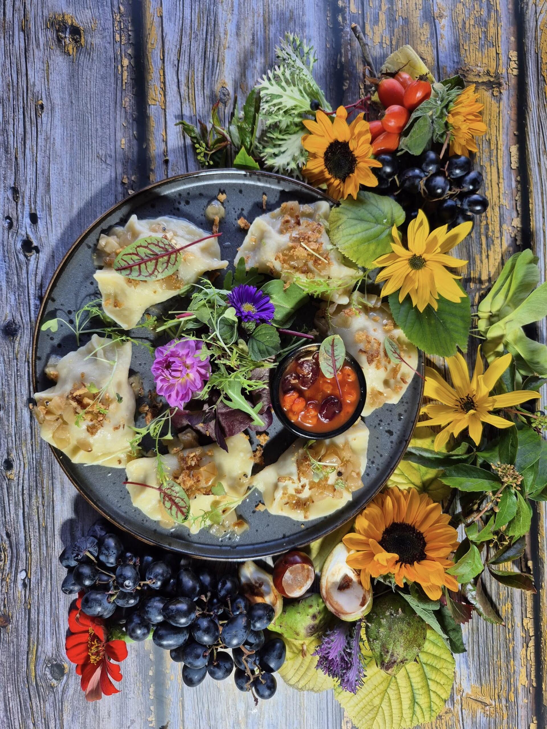 Pierogi “Bazar” framed in flowers — Restauracja Bazar Gdańsk
