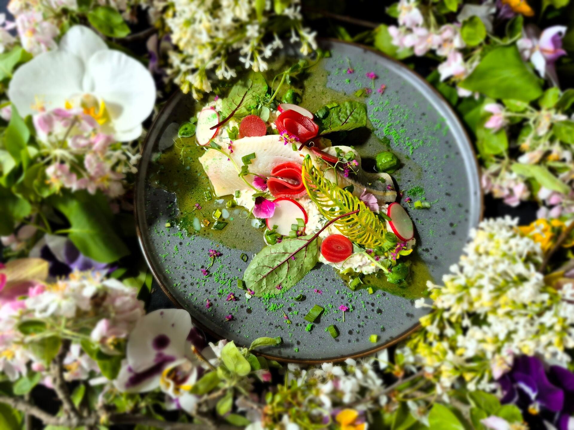 Herring “Bazar” — floral-framed starter
